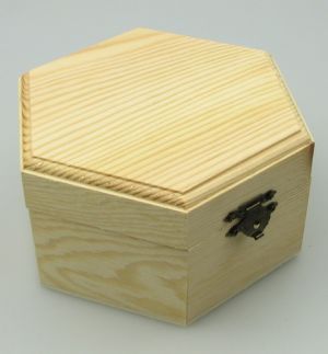 Дървена кутия шестоъгълна 140х120х75 мм