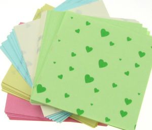 кубче цветни листи с щампа сърца 6.5x6.5 см 5 цвята за декорация и оригами ±100 броя