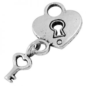 висулка метална сърце с ключе 15x12.5x2 мм дупка 5.5 мм цвят сребро -10 броя